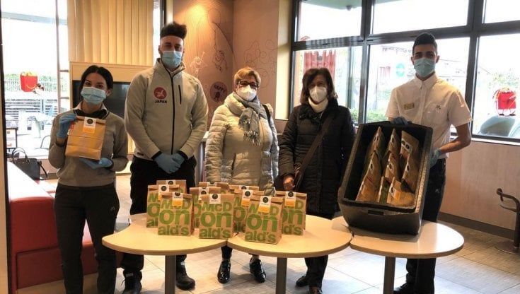 Milano, Mc Donald's con Caritas Ambrosiana e Banco Alimentare alleati per consegnare 1.200 pasti ai poveri 
