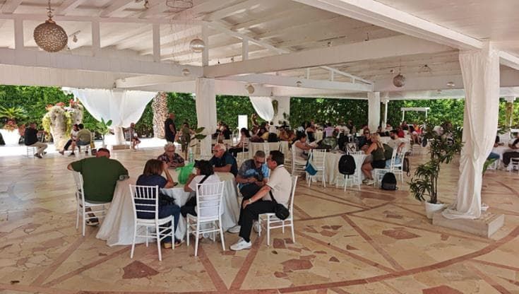 Concorsone, anche i sessantenni nel resort per un lavoro da oss: “Sogniamo ancora il posto fisso”