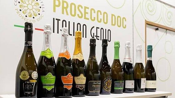 Con la pizza bevete la birra? Siete antichi: per il giusto abbinamento nasce la carta dei Prosecco