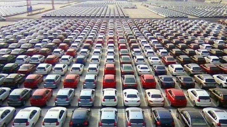 Oggi servono 11 stipendi per comprare un’auto. Prezzi saliti del 52% dal 2013, i redditi del 29%