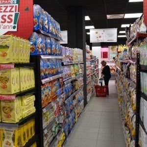 Le famiglie spendono 2.524 euro al mese. Giù la carne, boom del pesce