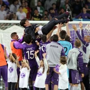 Fiorentina quarta, i giocatori portano in trionfo Montella