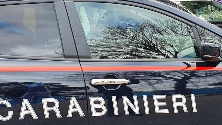 Punta pistola contro un passante dalla finestra di casa: denunciato un 20enne 