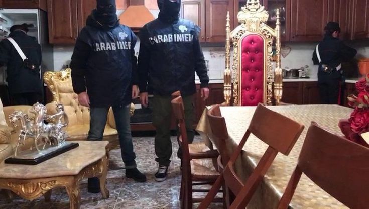 Ostia, nella casa di Enrico Spada un trono dorato e di velluto