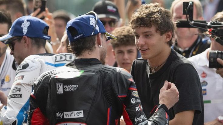 Bezzecchi e Antonelli, che festa al Mugello: “Devo fargli fare un giro su una MotoGp”