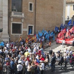 Lavoro, si rafforza l'occupazione ma non per i giovani. Dopo i voucher è boom di lavoro a chiamata