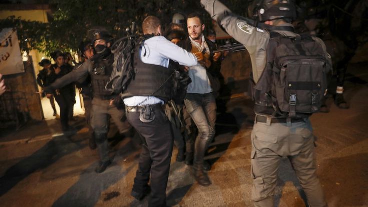 Le testimonianze da Gaza: “Paura sotto le bombe. In fuga con i miei figli cercando un rifugio”