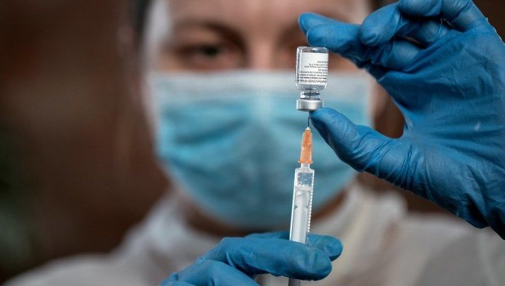 Coronavirus, nel Lazio 1.303 nuovi casi. Valore Rt sotto l'1%. "Da oggi stop prima dose nel Lazio, priorità a richiami"