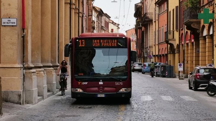 Via Farini e Santo Stefano, asfalto sui basoli dissestati: partono i lavori