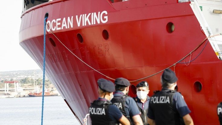 Migranti e Ong, Francia: "Meloni grande perdente". Tajani: "Non siamo noi ad avere problemi con Parigi". Salvini: "Pugno duro su sbarchi"
