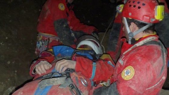 Sedici ore bloccato in una grotta a Bologna, la terribile notte dello speleologo