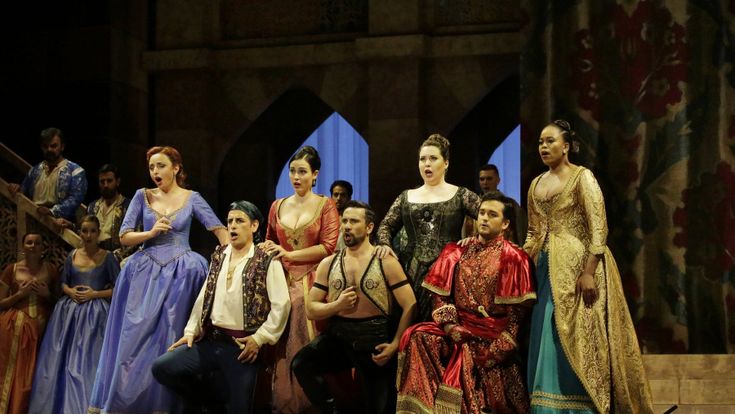 Corpi nudi e giarrettiere ma il disordine all'opera stona
