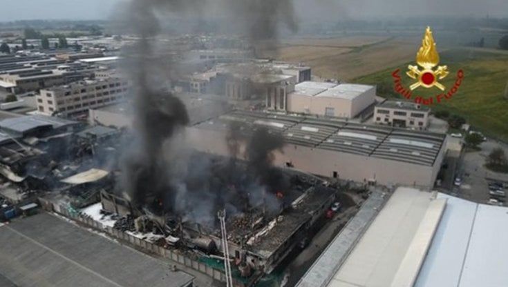 Incendio alla Nitrolchimica, l'Arpa: "Concentrazioni di inquinanti nell'aria sotto la soglia". Ma sono vietati pascolo e raccolta di vegetali