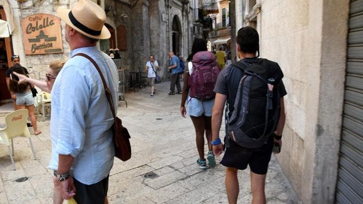 Addio piccoli negozi, a Bari anche i locali commerciali si trasformano in case vacanza e b&b: corsa all’acquisto. E non solo a Bari vecchia