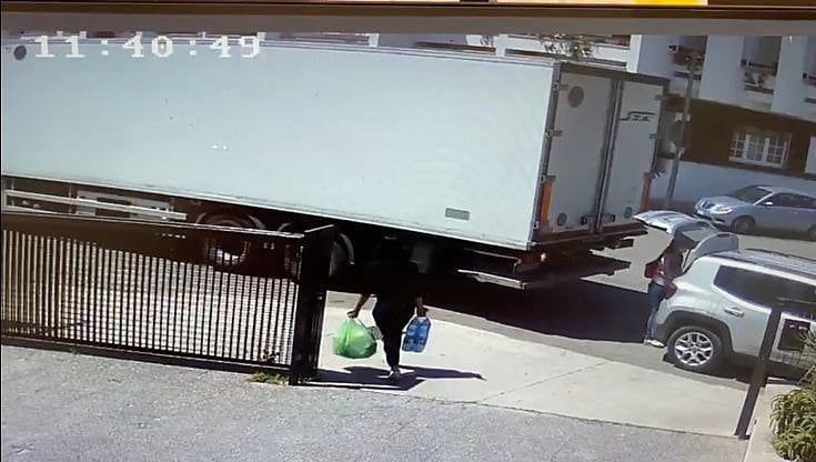Lecce, il tir travolge auto in retromarcia: giovane donna si salva lanciandosi nel bagagliaio