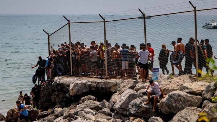 Ceuta, assalto di migranti a nuoto: 18 morti. Madrid manda i soldati