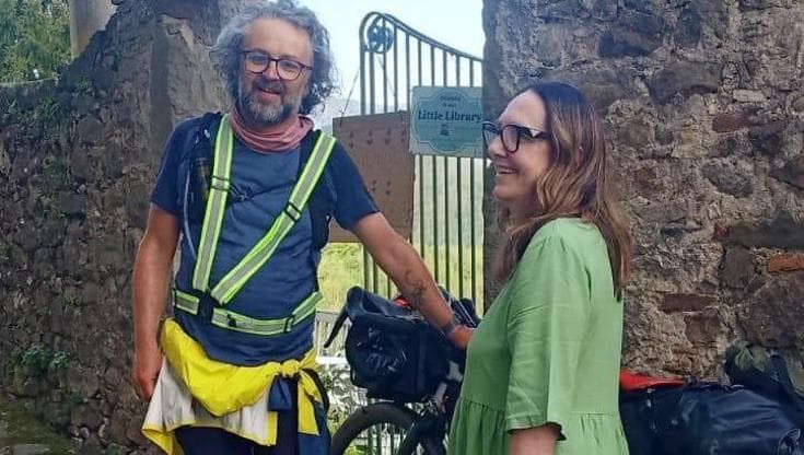 Esce dalla depressione leggendo un libro di Alba Donati e fa 885 chilometri in bici per incontrarla