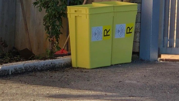 Le 'porte' dei positivi segnate dai secchioni gialli, scoppia la polemica a Cori