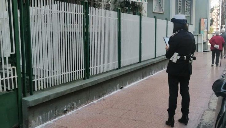 Taranto, per strada spunta una polvere bianca: "Insetticida". Intervengono i vigili