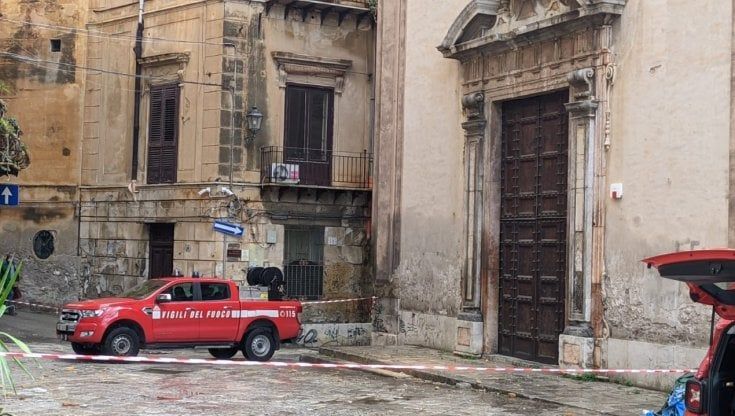 Maltempo, crollo nel complesso monumentale di piazza dell'Origlione: strada chiusa al traffico