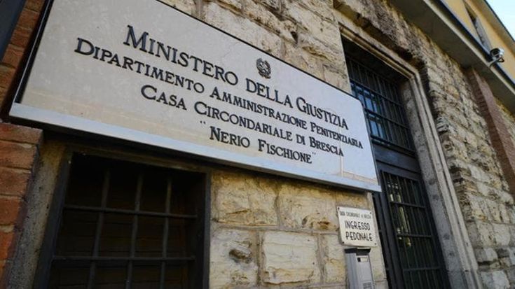 Si toglie la vita in carcere a Brescia: arrestato domenica per aver palpeggiato quattro ragazzine