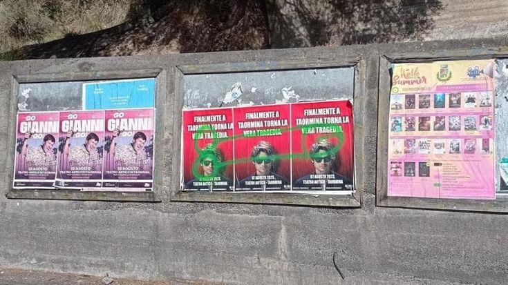 Angelo Duro disegna un pene sul manifesto del suo show e il sindaco di Taormina lo multa