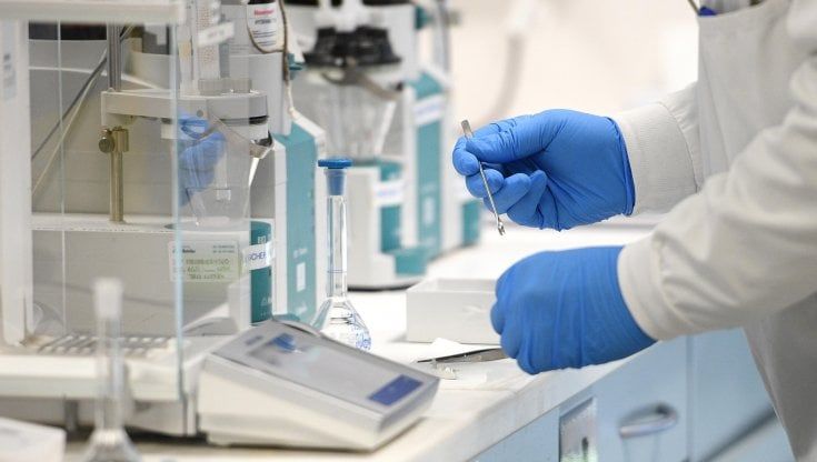 Brasile, muore un volontario del vaccino di Oxford e AstraZeneca. Bloomberg: "Aveva preso il placebo"