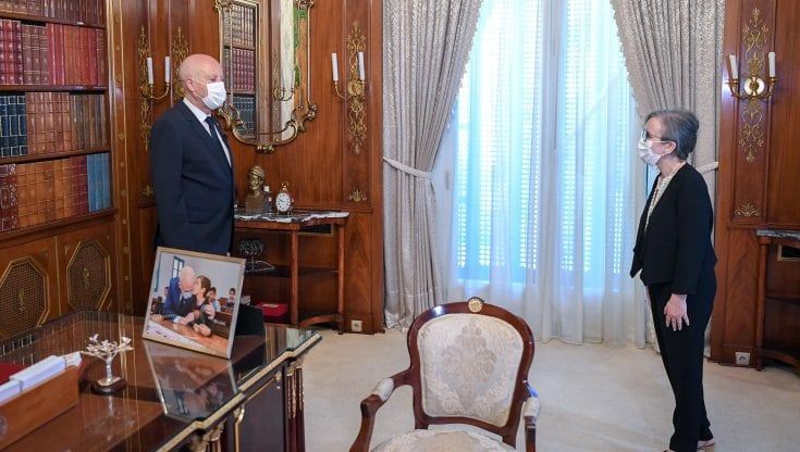 Donna premier in Tunisia: novità nel mondo arabo. Ma tutto il potere è di Saied