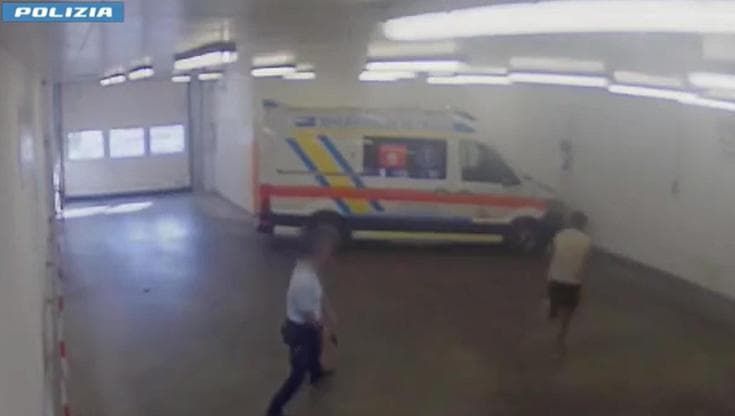 Spari al detenuto in ospedale, un video accusa un agente