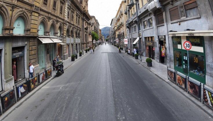 Palermo, zona rossa a un passo: folla in piazza e contagi in salita