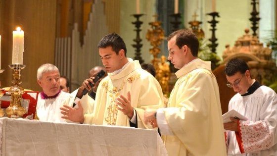 Football americano, un sacerdote giocherà con i Panthers Parma