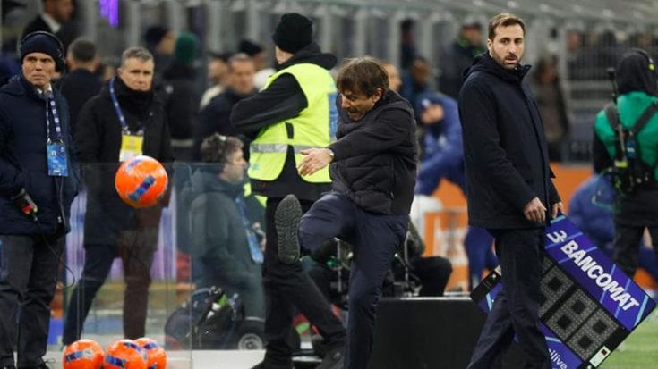Conte rosso di rabbia: “Vi dovete vergognare”. Poi sceglie il silenzio