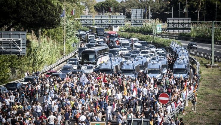 Manifestazione Alitalia, autostrada Roma-Fiumicino bloccata per ore. Scontri con la polizia: quattro agenti feriti