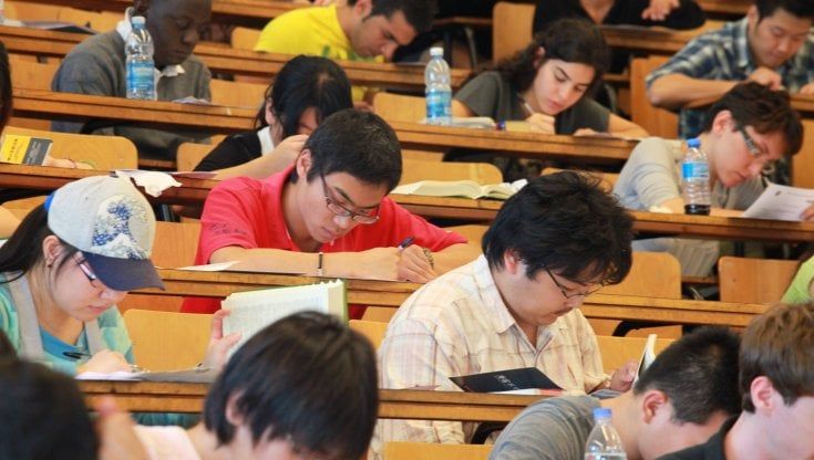Al Politecnico di Milano niente laurea senza esame di italiano per gli studenti stranieri: "Così proviamo a farli restare qui"