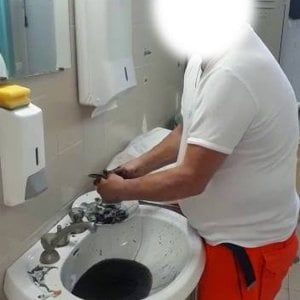 Praia a Mare, puliva e mangiava le seppie durante l'orario di lavoro