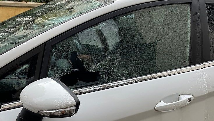 Auto con i finestrini spaccati, nuovo raid in via Montebello: “Pensiamo ai vigilantes”