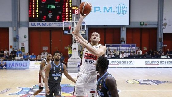 Basket, playoff scudetto: Venezia domina a Cremona e raggiunge Sassari in finale