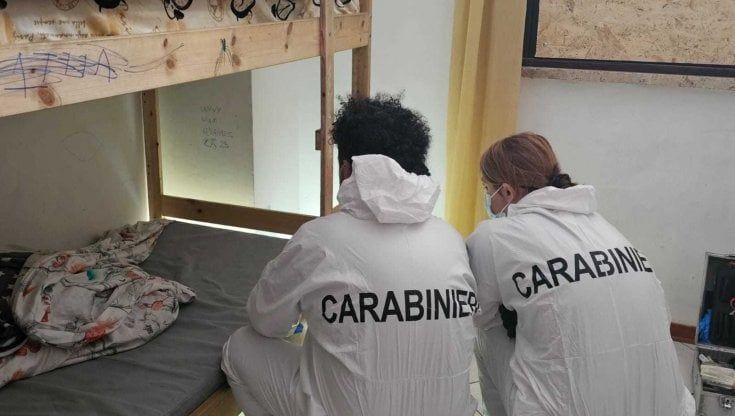 Firenze, terminata la perquisizione nel palazzo da cui è sparita Kataleya. I genitori in procura: "Diamo altri elementi ai pm"