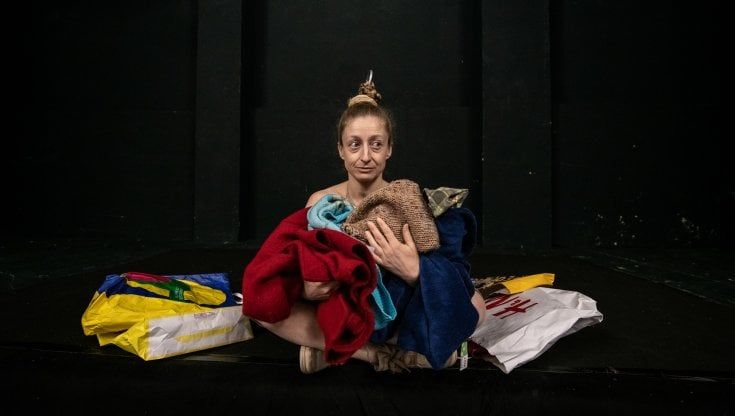 "traSh", un dito puntato con la moda veloce, l'ultimo spettacolo in streaming del Cafè Muller