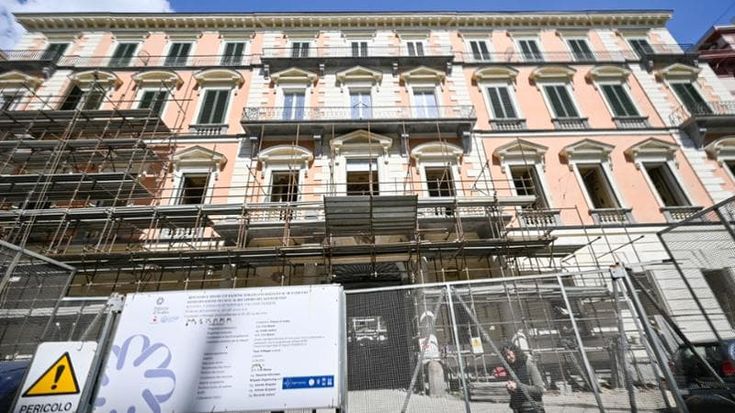 Restauro Palazzo d’Avalos: via i ponteggi, libera la facciata del ‘700. E torna il cancello storico