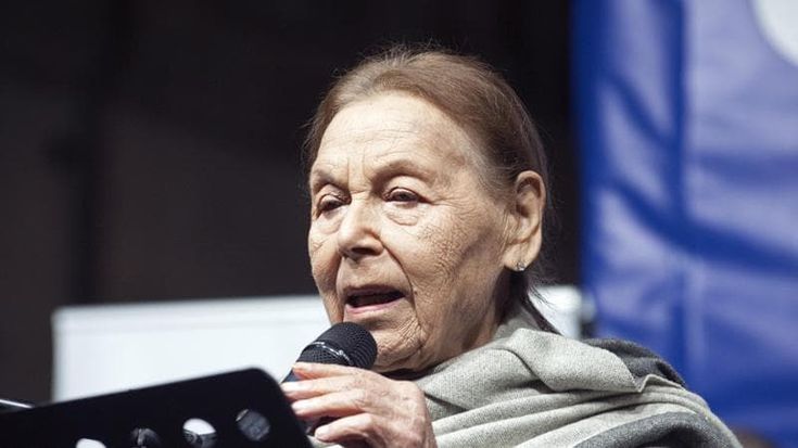 Edith Bruck riceve il sigillo della città di Milano: “Starò dalla parte della pace finché avrò voce”