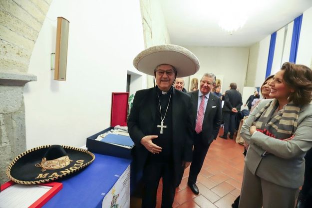 Napoli, ecco i doni del Papa e del presidente Mattarella per l'asta di beneficenza del cardinale Sepe