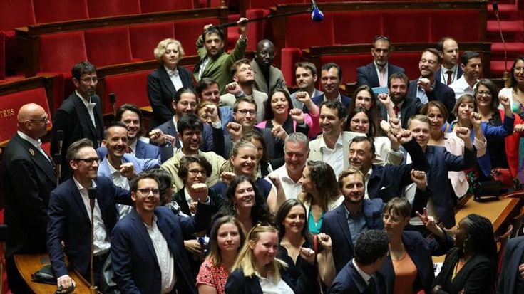 Francia, con lo stallo all’Italiana peones alla ribalta . E l’Assemblée sembra il Transatlantico