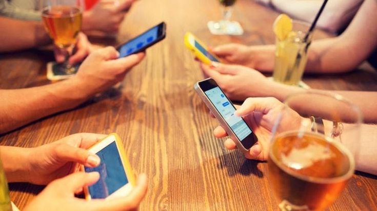 Interazioni offline: lanciato “The Boring Phone”, ritorna il telefono senza social