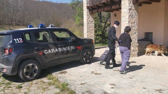 Auto in panne e telefono scarico: i carabineri ritrovano una signora dopo una notte fuori casa 
