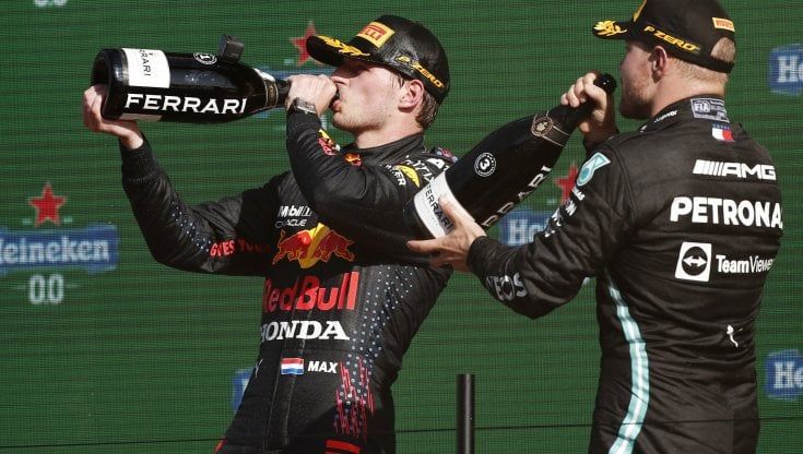 F1, Verstappen domina in Olanda e torna in testa al mondiale. Hamilton 2°, quinta la Ferrari di Leclerc