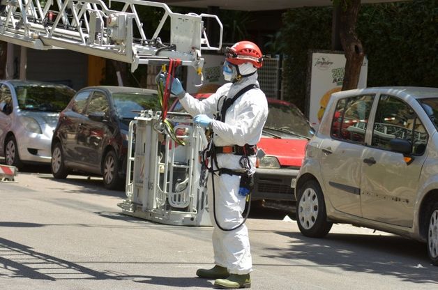 Palermo, i vigili del fuoco soccorrono un grande obeso al quarto piano di un palazzo