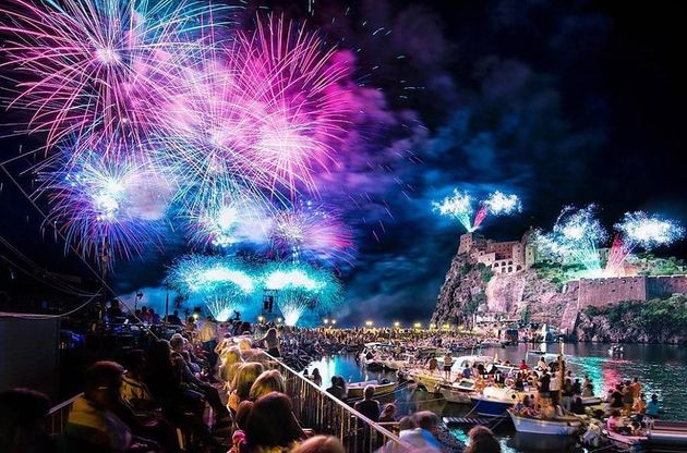 Ischia in festa per Sant'Anna, la baia si illumina di suggestione e lo scatto è perfetto