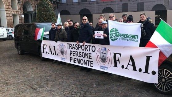 Torino, protestano gli autisti dei veicoli a noleggio: "Obbligati a rientrare dopo ogni viaggio"