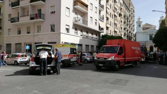Roma, tampona auto finisce fuori strada e investe una coppia di anziani